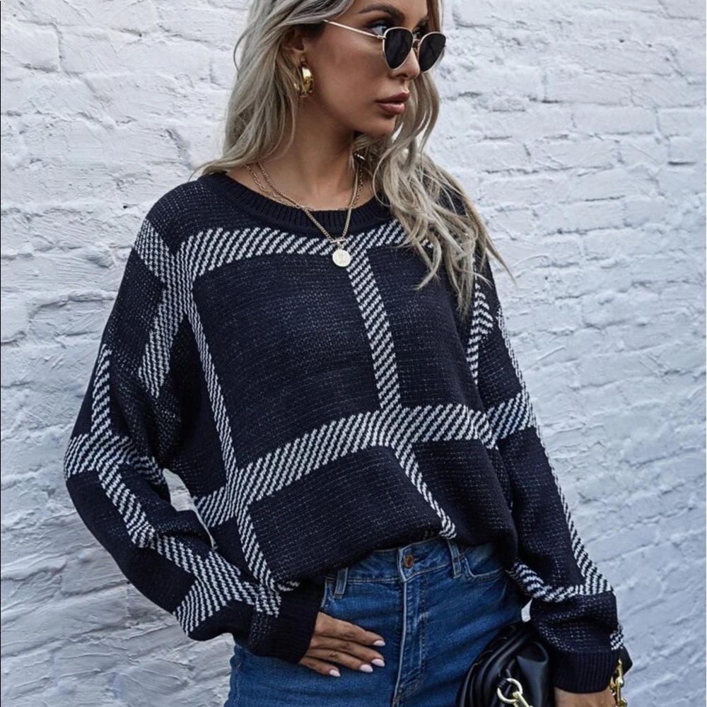 B/W PLAID DROP SHOULDER OVERSIZED SWEATER - Picture 6 of 9